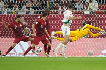  تأهل الجزائر الى نهائيات كأس العرب بعد الفوز على قطر فى مباراة درامية وهدفين في الوقت القاتل 