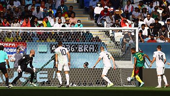 فى مباراة مجنونة فينسنت أبوبكر يصنع ويسجل في ريمونتادا الكاميرون أمام صربيا  