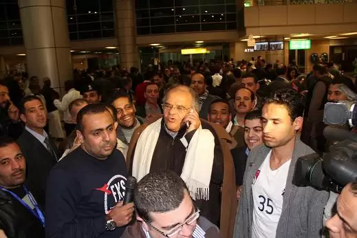 محدث بالصور الحصرية .. وصول ممدوح عباس إلى مطار القاهرة عائداً من لندن