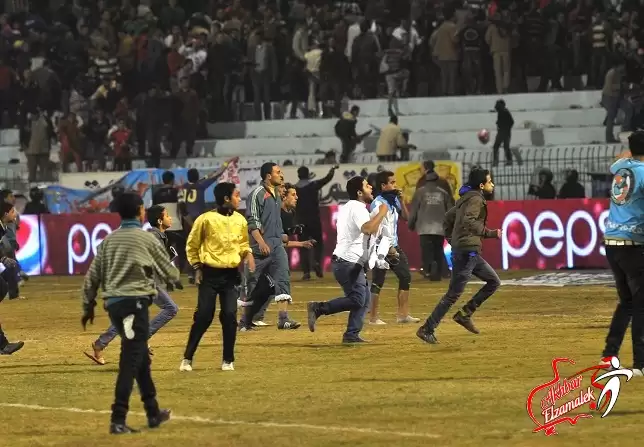محدث بالفيديو والصور : جماهير المحلة تقتحم ملعب فريقها والحكم يلغي مباراة