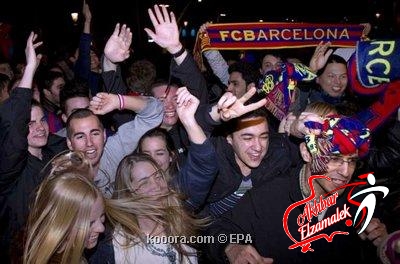 مشجعو برشلونة يرددون الأناشيد ويرفعون الأعلام في شوارع إسبانيا 