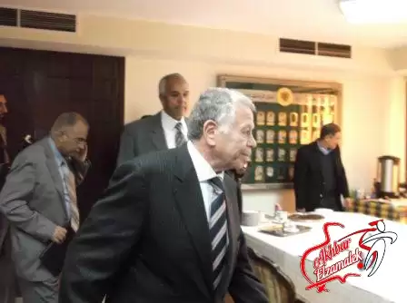 عباس وجاسر يجتمعان مع مجلس الاهلي لبحث مستقبل الكرة المصرية 