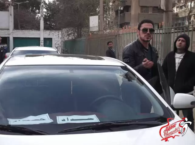 شاهد بالصور الحصرية .. سيارة عمرو زكى تعلن الحداد على شهداء الاهلى