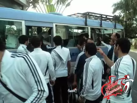 اخبار الزمالك - خاص .. وصول أتوبيس لاعبي الزمالك لملعب الكلية الحربية وسط حراسة مشددة