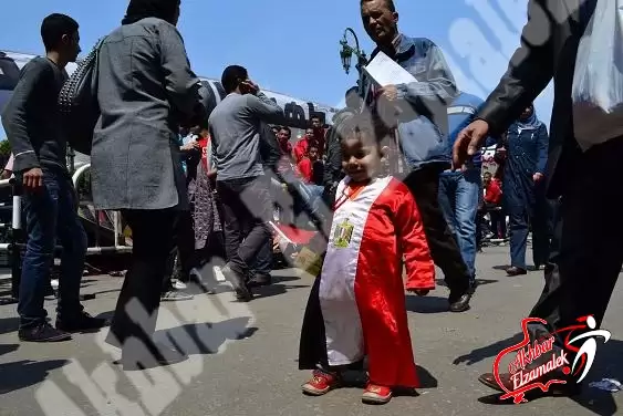 اخبار الزمالك - شاهد بالصور الحصرية .. أعلام الوايت نايتس وأصغر معتصم في اعتصام ألتراس الأهلى أمام مجلس الشعب