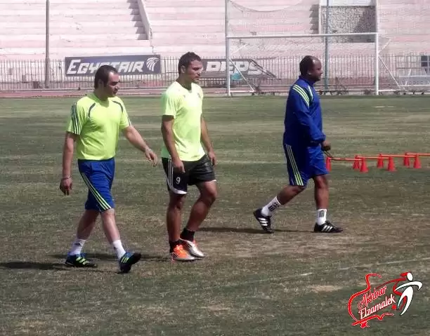 اخبار الزمالك - شاهد بالصور الحصرية .. زكي الغضبان ونظارة ميدو وموبايل الصقر في ملخص مران الزمالك