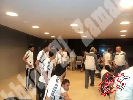 اخبار الزمالك - خاص .. العميد يؤم لاعبى الزمالك لأداء صلاة العصر قصراً