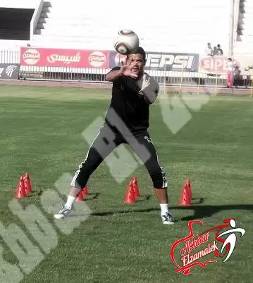 اخبار الزمالك - شاهد بالصور الحصرية .. جعفر العملاق يتحدى الجميع ويتألق في تدريبات حراسة المرمى