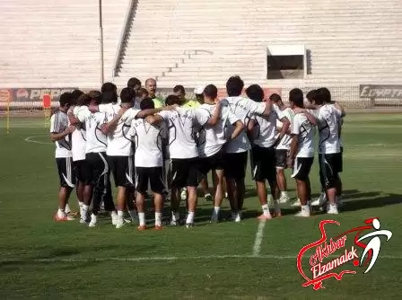 اخبار الزمالك - تيجانا يشرح اخطاء لقاء الداخلية في جلسة خاصة مع لاعبي الزمالك قبل بداية المران