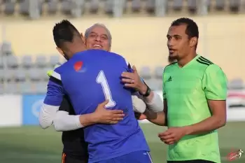 خاص - بالصور: الشناوي يصافح المندوه قبل المباراة 