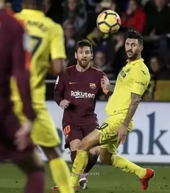 برشلونة يغرق غواصات فيا ريال الصفراء 