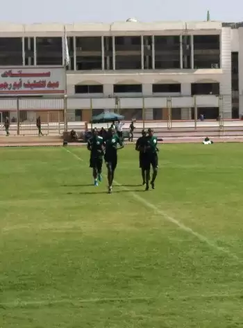 شاهد | طاقم تحكيم مباراة الزمالك وديتشا يتدربون بميت عقبة