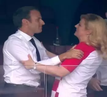 بالصور   ..رئيسة كرواتيا تخطف الأضواء فى نهائى المونديال بقبلات ساخنة 