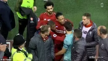 فيديو | كواليس خناقة مدافع أرسنال مع لاعبي ليفربول بسبب محمد صلاح