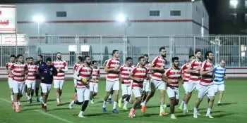 اخبار الزمالك -  بالصور ..خالد جلال يصحح الأخطاء على السبورة ويقول   للاعبى الزمالك الدورى فى ايديكم وراحة للثلاثى 