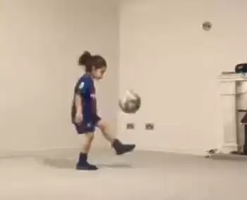 طفل يذهل الجميع بقدرات تنطيط الكرة 3 آلاف مرة