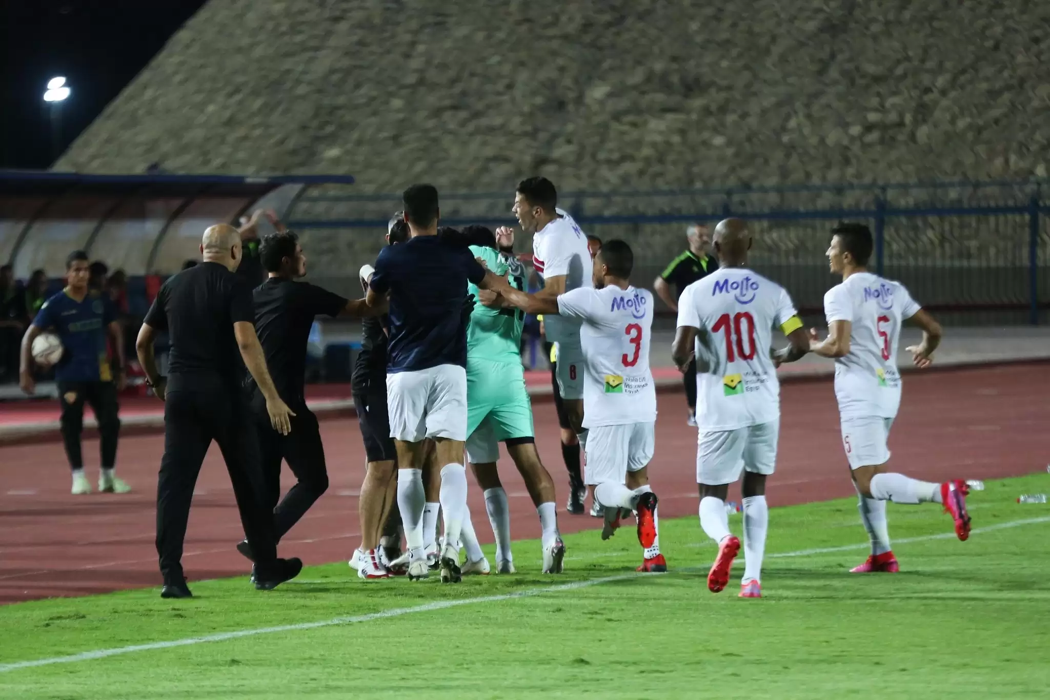 بالصور ..  فرحة كارتيرون بهدف زيزو  والحديث عن الاهلى و خداع عامر واحتفال بن ش