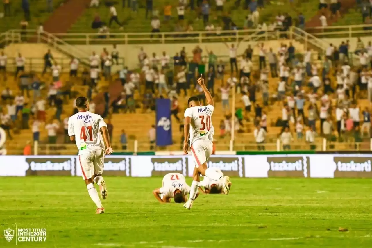 اخبار الزمالك - ياسر عبد الرؤوف :البنا احتسب ضربة جزاء ظالمة والحمد لله ان الزمالك فاز وإحتفال اللاعبين مع الجماهير بعد الفوز على البنك الأهلي 