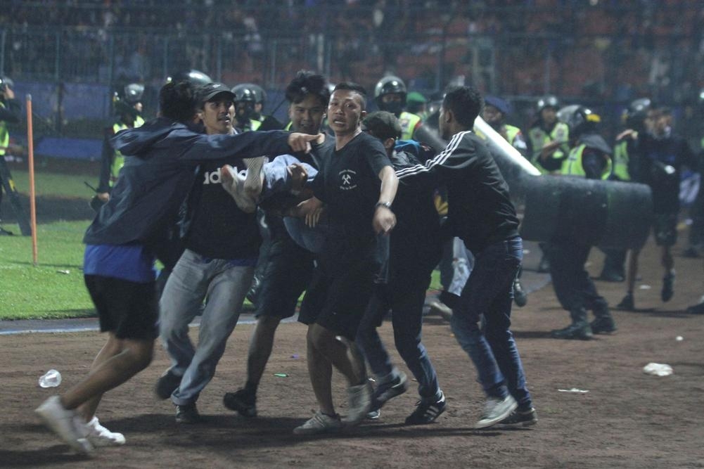 على طريقة مذبحة بورسعيد | كارثة دموية في إندونيسيا تسفر عن مقتل 174 شخصاً في مباراة كرة قدم