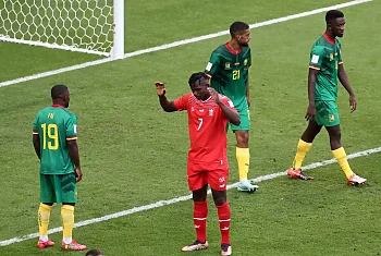 سويسرا تهزم الكاميرون بهدف في بداية مشوارها بكأس العالم وإيمبولو يرفض الاح�
