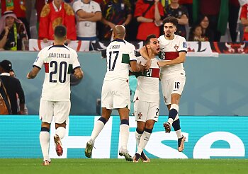 شاهد أورجواي تضع قدم فى دور 16 بكأس العالم قطر ببركة العضاض ضربة جزاء ضائعة من غانا.  كوريا الجنوبية تهدد 
