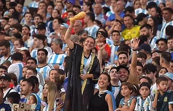 إحتفالية جنونية فى  الأرجنتين    في أول مباراة لراقصي التانجو  بعد التتويج بك