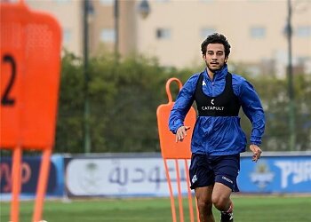 سر غياب أحمد أيمن عن السعودية تفاصيل مكالمة ميدو مع نجم المنتخب 