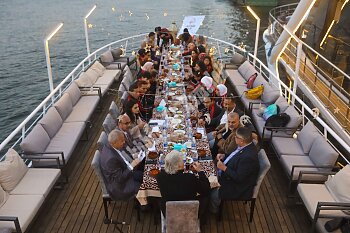 في افطار رمضاني لاعبو الأولمبياد الخاص احتفلوا بعيد ميلاد سفيرهم الدولي ال