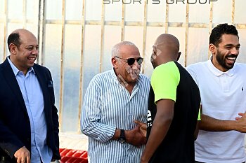 مجلس حسين لبيب يحتفل مع لاعبي الزمالك بالفوز على الأهلي في القمة 
