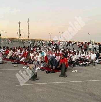 اخبار الزمالك - بالصور جماهير الزمالك تشعل ملعب المملكة آرينا . .. لقطة مستفزة جماهير الأهلي ترتدى قميص الزمالك ...الصلاة جماعة مع مشجعي الأهلي..والهتاف ولاولا يا ولا يا زمالكاوي على السوبر ناوي 