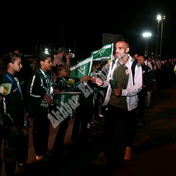 اخبار الزمالك - بالصور...وسط حفاوة بالغة ..بعثة الزمالك تصل إلى ليبيا..فرمان جوميز قبل مواجهة النصر الليبي 